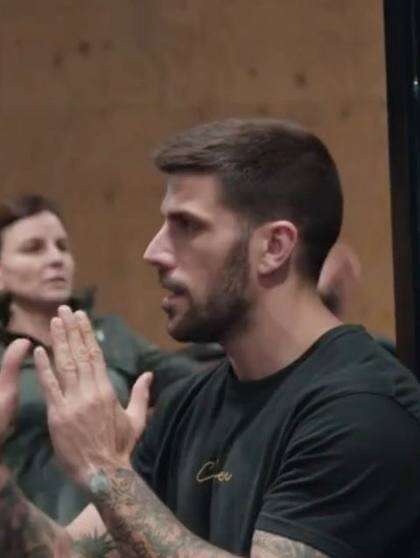 Adrián, Coach Leader de CrossFit Colen, explicando el entrenamiento en el box de Logroño