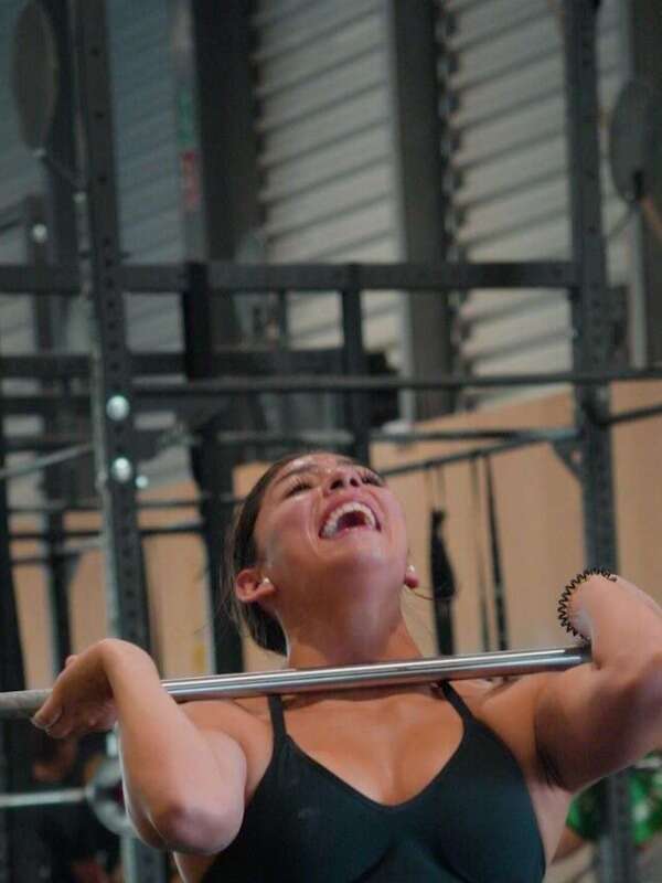 Alba, coach de CrossFit Colen, levantando la barra en el box de Logroño