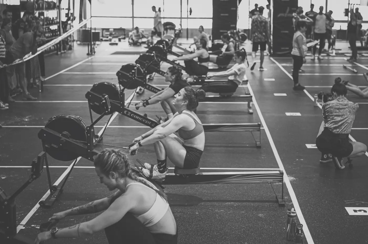 Fila de remos Concept2 en la zona de máquinas del box de CrossFit Colen en Logroño