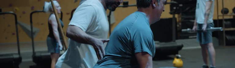 Coach corrigiendo la técnica en la clase de iniciación al CrossFit