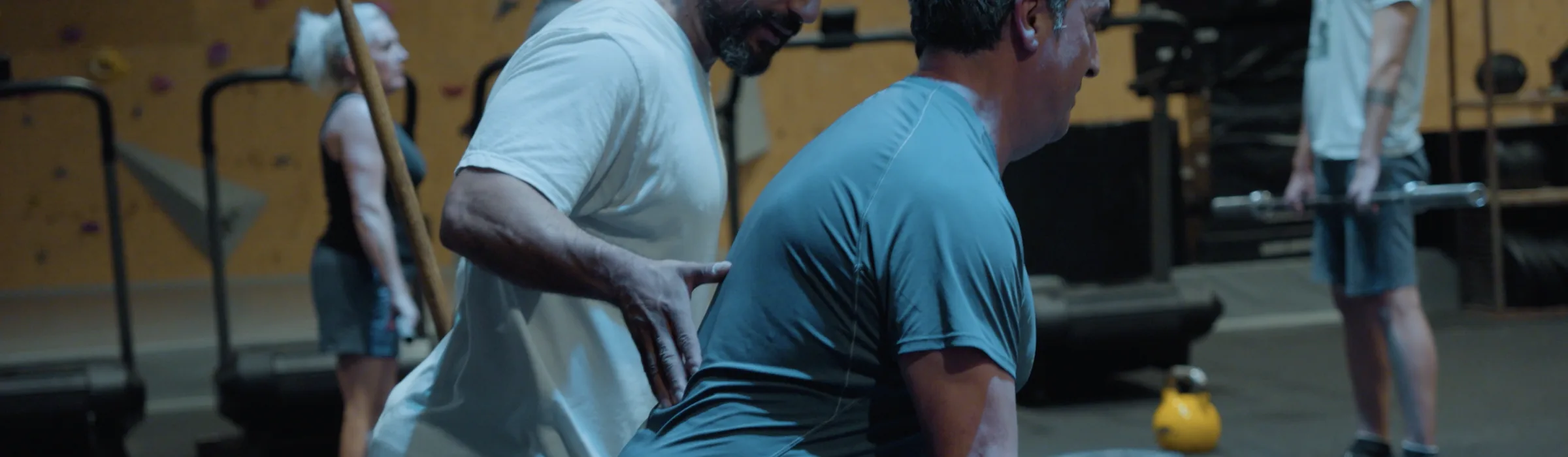Coach corrigiendo la técnica en la clase de iniciación al CrossFit