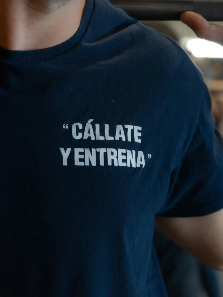 Camiseta con el lema Cállate y entrena de la comunidad de CrossFit Colen