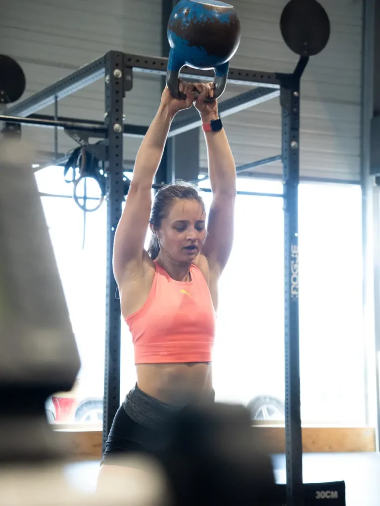 Atleta con kettlebell en una clase de CrossFit WOD