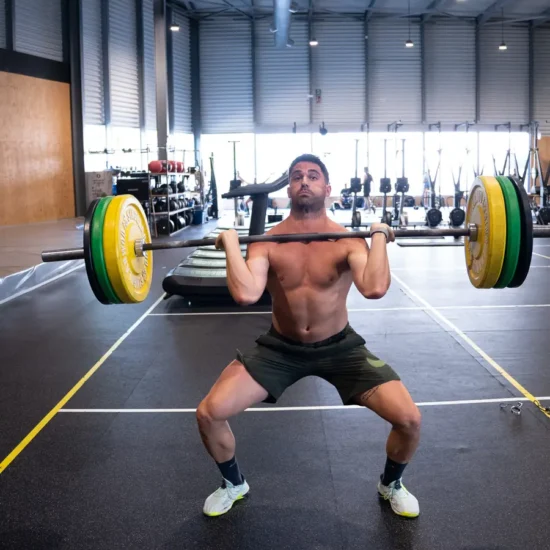 Atleta haciendo sentadilla con barra en una clase de CrossFit WOD en Colen, Logroño