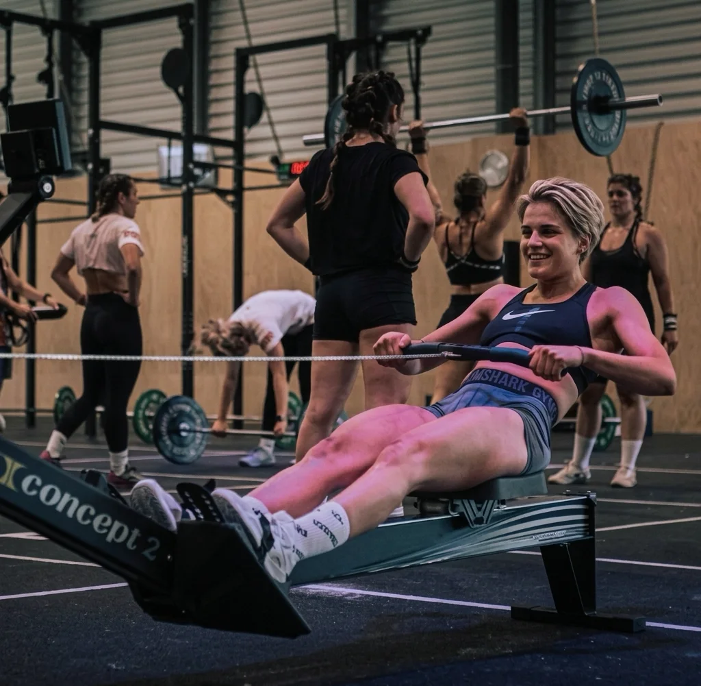 Atletas entrenando juntas en el box de CrossFit Colen, en Logroño
