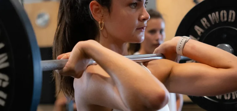 Mujer entrenando fuerza con barra en Colen