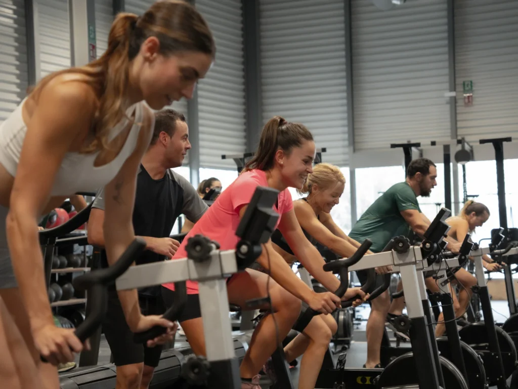 Grupo entrenando el formato HYROX en el box de CrossFit Colen, en Logroño