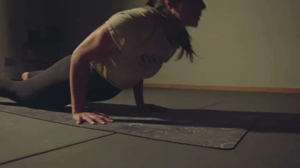 Postura de equilibrio sobre brazos en la clase de yoga y movilidad de CrossFit Colen