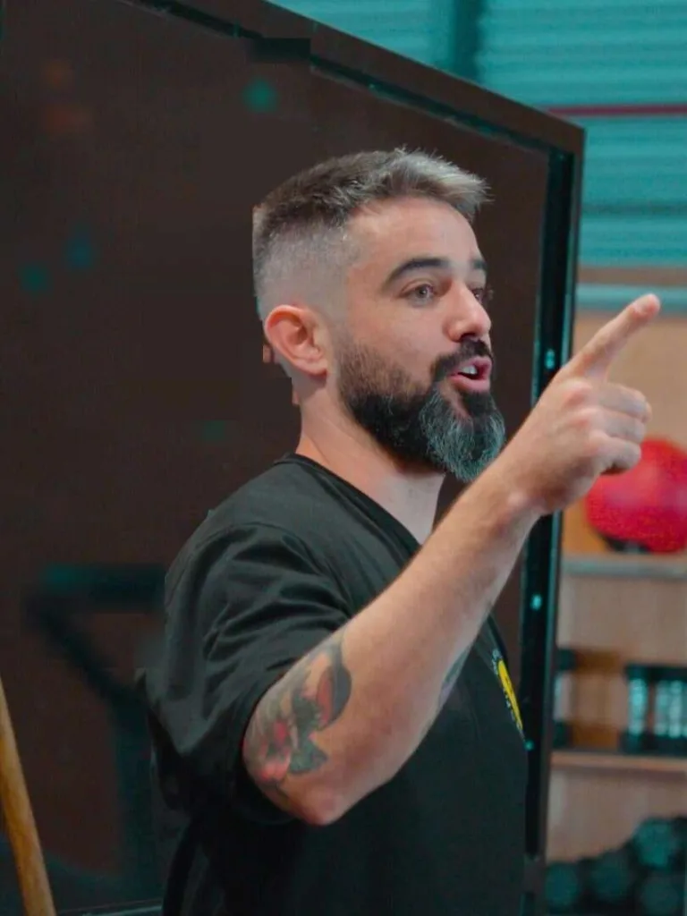 Guillermo, coach de CrossFit Colen, explicando la sesión en el box de Logroño