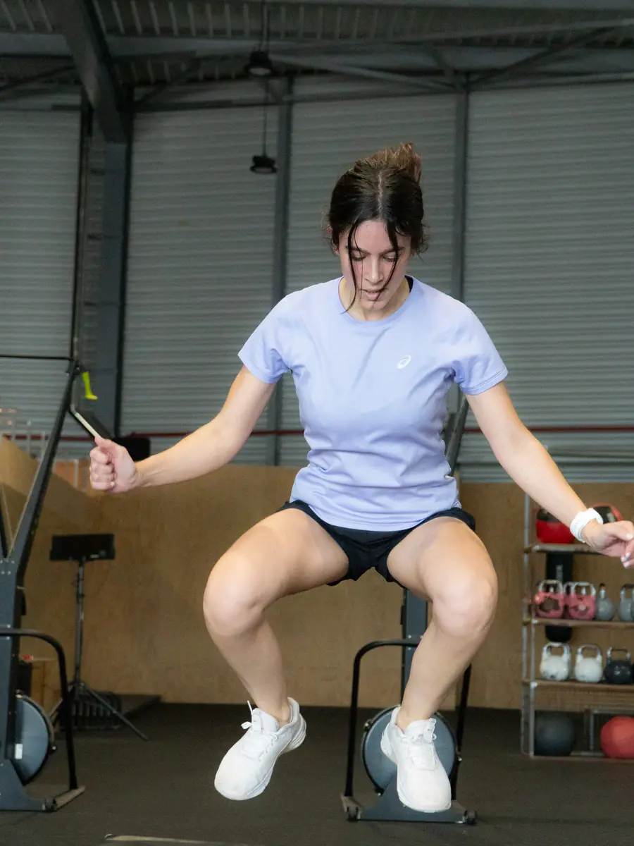 Mujer principiante haciendo step up al cajón