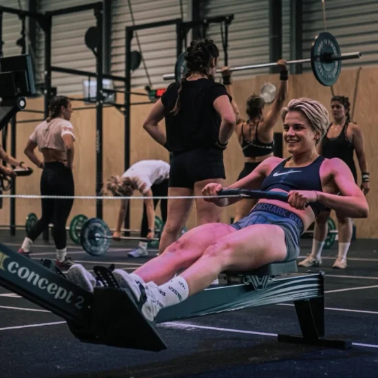 Atletas entrenando por su cuenta en el Open Box del box de CrossFit Colen, en Logroño
