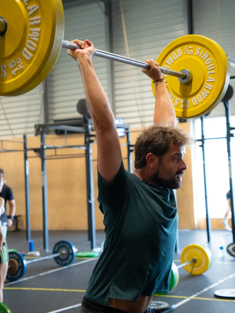 Press de barra por encima de la cabeza en la clase BUILD de entrenamiento de fuerza de CrossFit Colen
