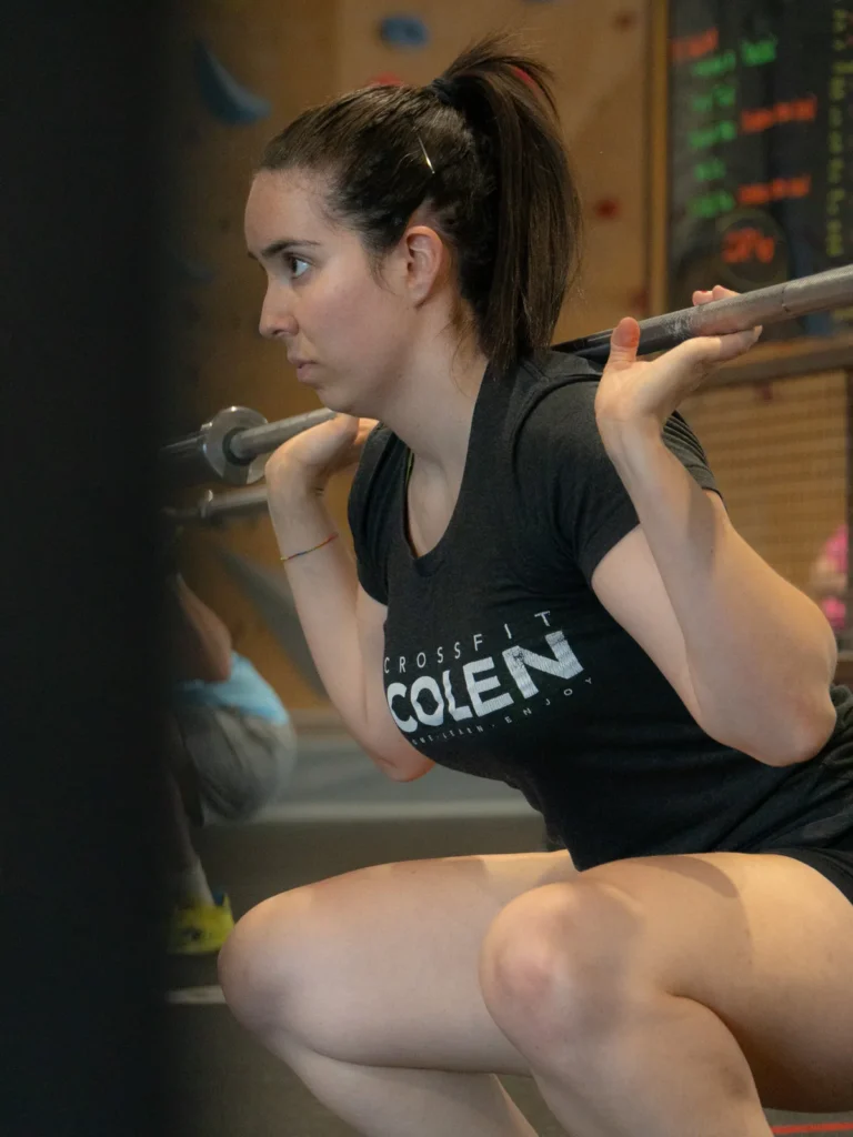 Sentadilla con barra en la clase BUILD de entrenamiento de fuerza de CrossFit Colen, en Logroño