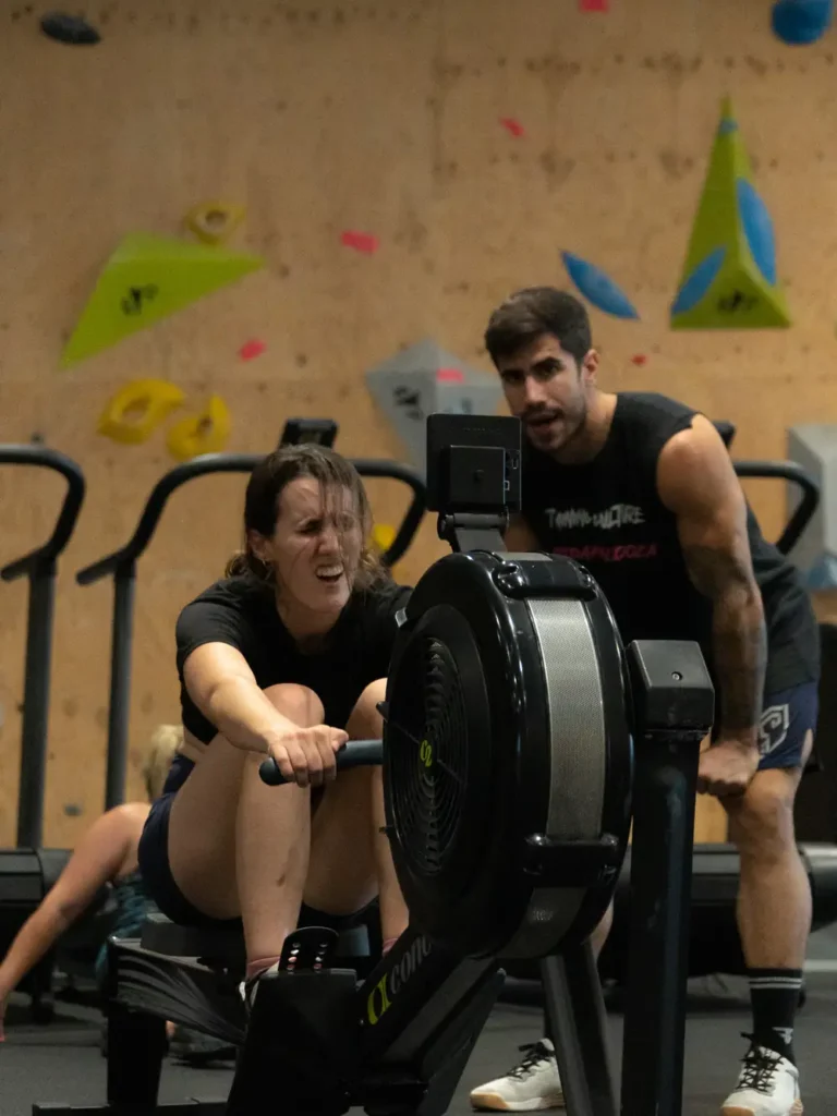 Zona de máquinas de remo y balones medicinales del box de CrossFit Colen en Logroño