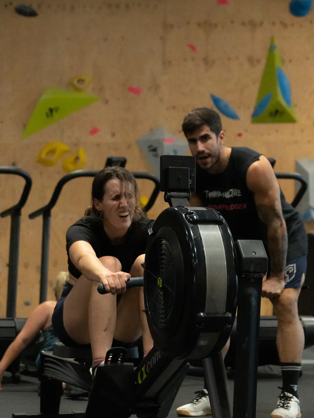 Zona de máquinas de remo y balones medicinales del box de CrossFit Colen en Logroño